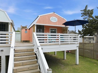 Coral Serenade - Charming Tiny Cottage Centrally Located