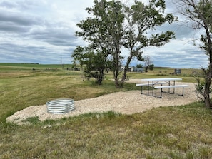 Outdoor dining - Charming campground in outside of Dickinson perfect for your outdoor getaway! (Dickinson)