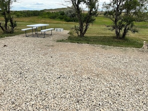 Outdoor dining - Charming campground in outside of Dickinson perfect for your outdoor getaway! (Dickinson)