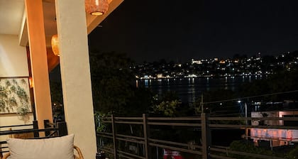 Modern Boutique 2-Bedroom Apartment with Views of the Lake and Flores Island