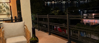 Modern Boutique 2-Bedroom Apartment with Views of the Lake and Flores Island