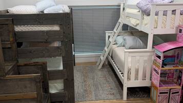 5 bedrooms, iron/ironing board, WiFi, bed sheets