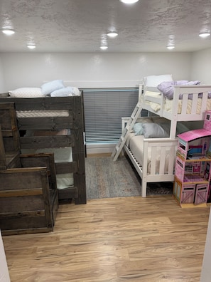 5 habitaciones, tabla de planchar con plancha, wifi y ropa de cama