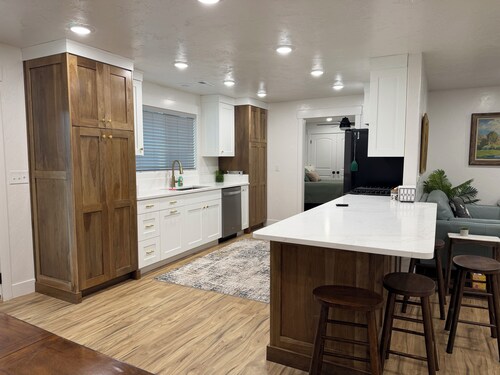     Family Fun 5BR Getaway,  Putting Green, Pool Table & RV Parking