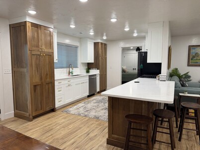 Family Fun 5BR Getaway, Putting Green, Pool Table & RV Parking
