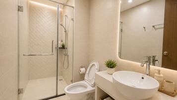 Sèche-cheveux, bidet, serviettes fournies, savon