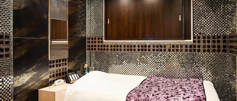 Een moderne hotelkamer met een groot bed, een kaptafel met spiegel en een groot raam.