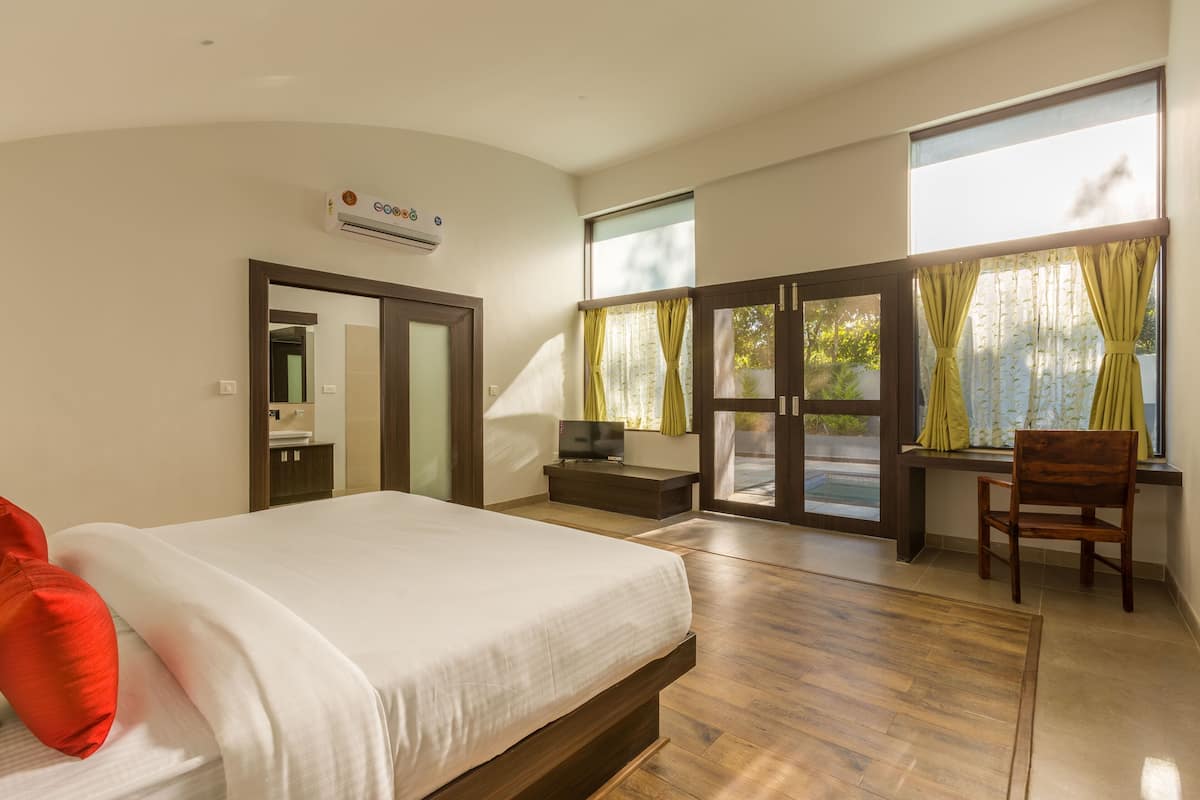 Luxury Suite, Garden View | Desk, laptop workspace, blackout drapes, iron/ironing board (on request)