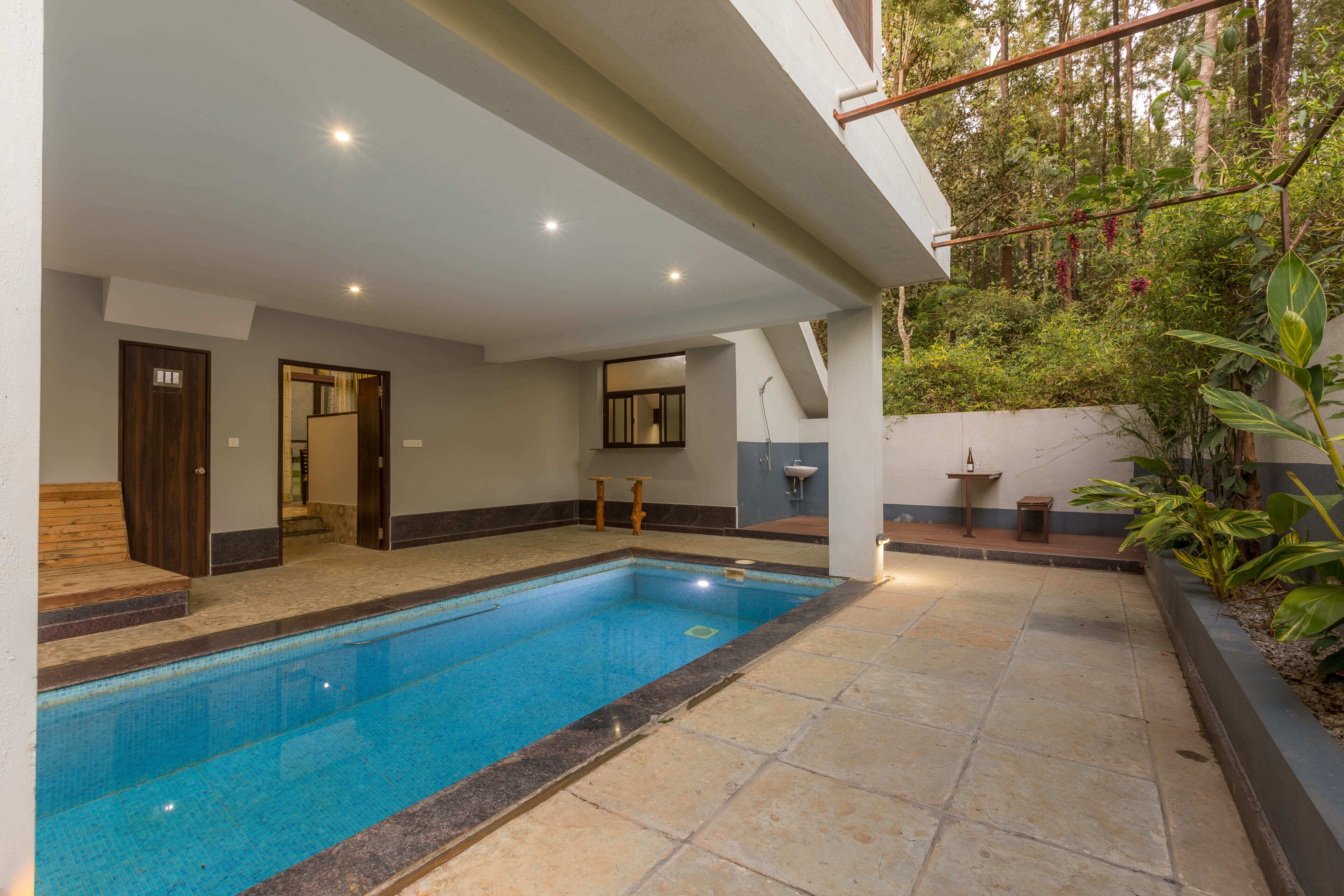 Villa superior, vista al jardín | Alberca