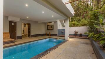Villa superior, vista al jardín | Alberca