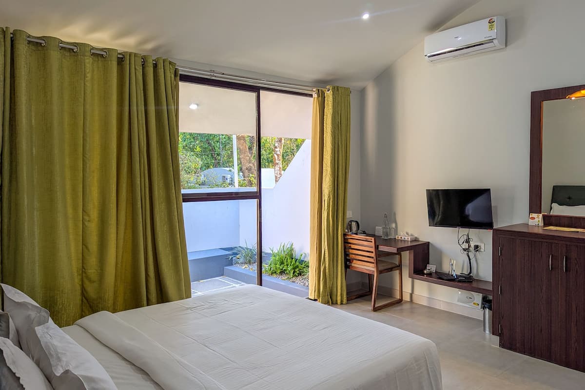 Comfort Studio, Garden View | Desk, laptop workspace, blackout drapes, iron/ironing board (on request)