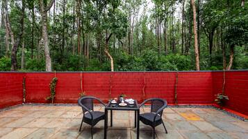 Suite estudio clásica, vista al jardín | Restaurante al aire libre