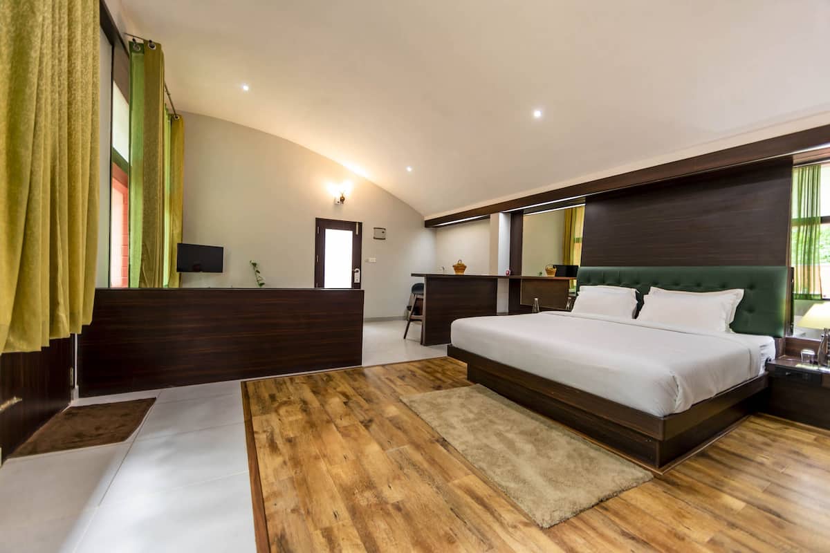 Classic Studio Suite, Garden View | Desk, laptop workspace, blackout drapes, iron/ironing board (on request)