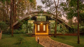 Villa superior, vista al jardín | Exterior
