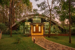 Villa superior, vista al jardín | Exterior