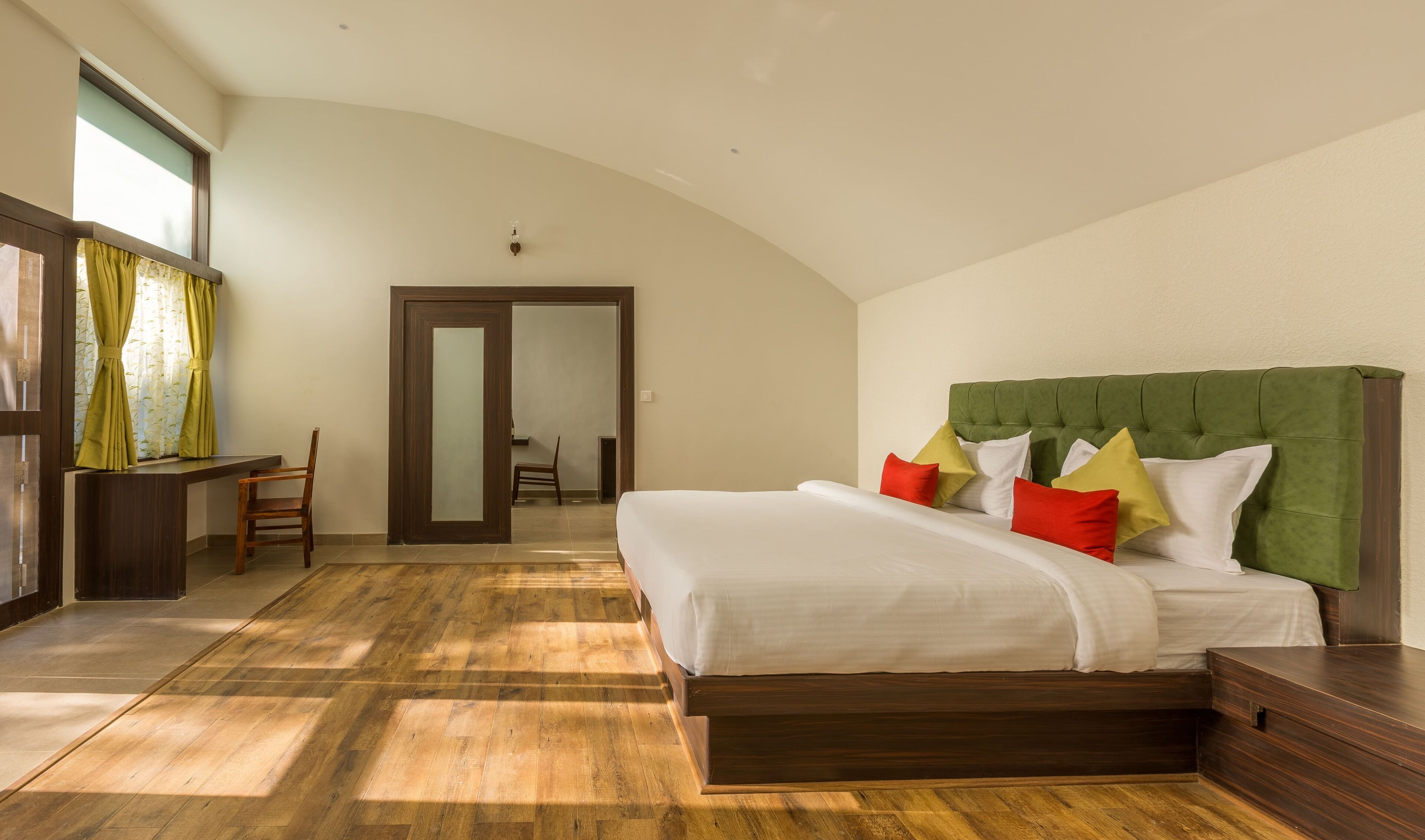 Een slaapkamer met een bed, een bureau en een stoel.