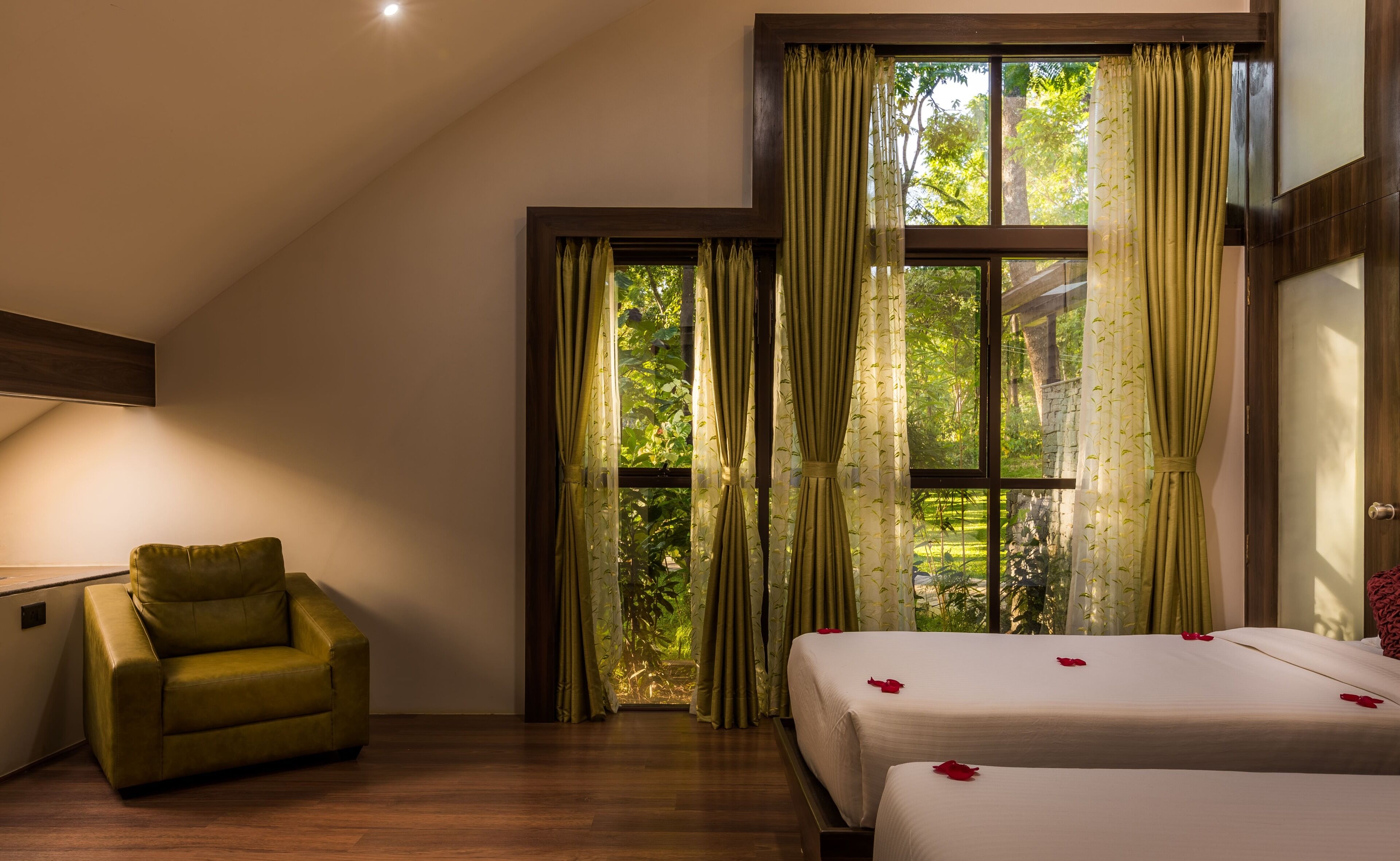 Superior Villa, Garden View | Desk, laptop workspace, blackout drapes, iron/ironing board