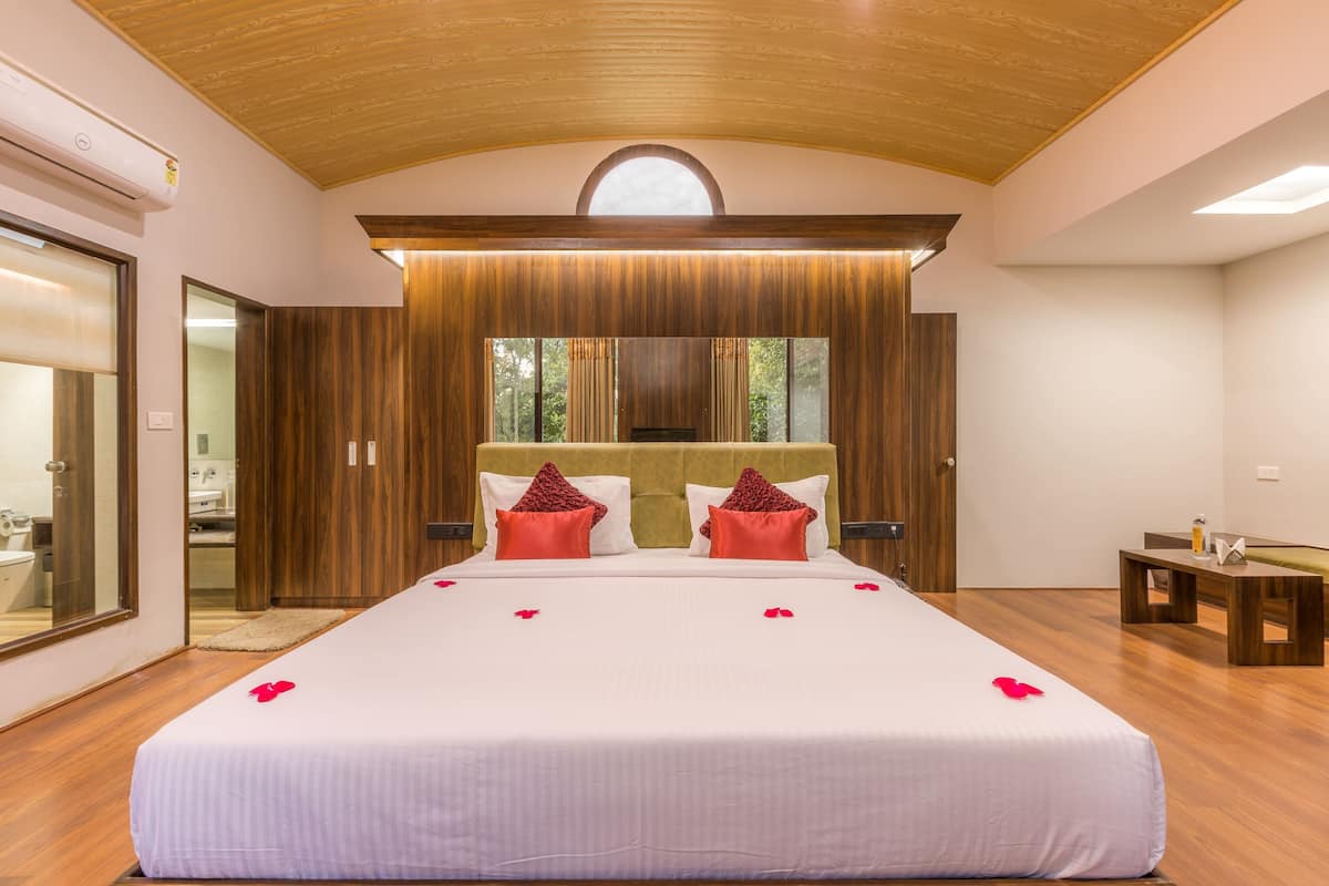 Superior Villa, Garden View | Desk, laptop workspace, blackout drapes, iron/ironing board (on request)