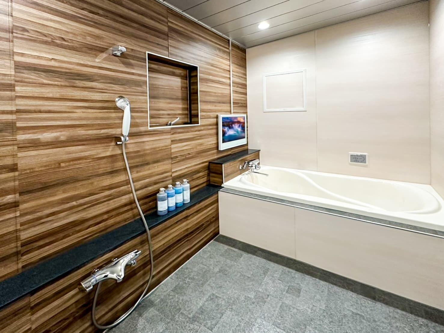 Luxury Double Room, Smoking | Bathroom | Separate tub and shower, free toiletries, hair dryer, slippers