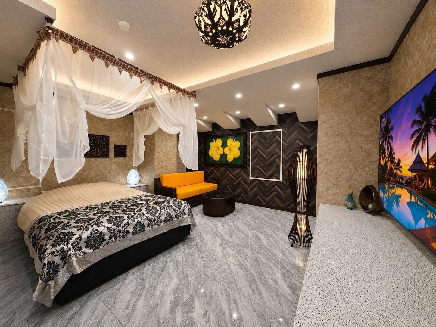 Une chambre à coucher avec un lit, un canapé, un mur décoratif et un tableau.
