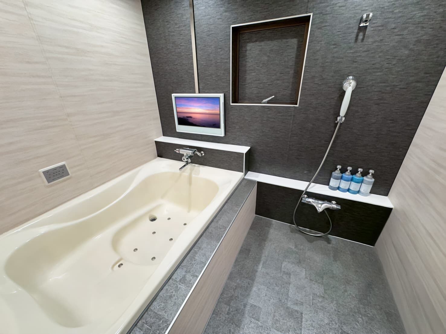 Luxury Double Room, Smoking | Bathroom | Separate tub and shower, free toiletries, hair dryer, slippers