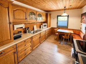 Coffee/tea maker, fridge, microwave, oven