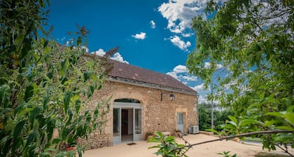 Quality gîte with a terrace and private pool