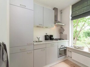Wasserkocher mit Kaffee-/Teezubehör, Kühlschrank, Mikrowelle, Herdplatte