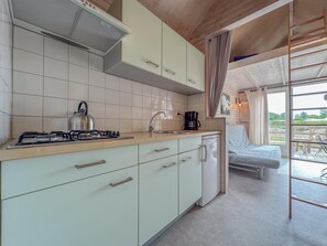 Wasserkocher mit Kaffee-/Teezubehör, Kühlschrank, Herdplatte