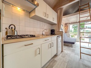 Wasserkocher mit Kaffee-/Teezubehör, Kühlschrank, Herdplatte