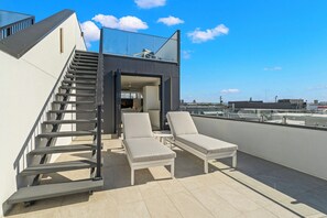 Property grounds - Nobby Beach Designer Villa | Skyline Views, Plunge Pool, Walk to Bars & Dining (Mermaid Beach)