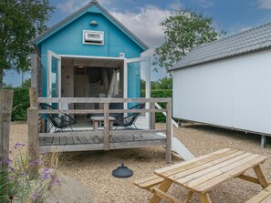 Outdoor dining - Fully equipped beach house with a terrace (Ellemeet)