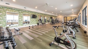 Fitness facility - Elegant 1-bedroom apartment in charming Frisco with rooftop pool and gym (Frisco)