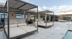 Terrace/patio - Elegant 1-bedroom apartment in charming Frisco with rooftop pool and gym (Frisco)