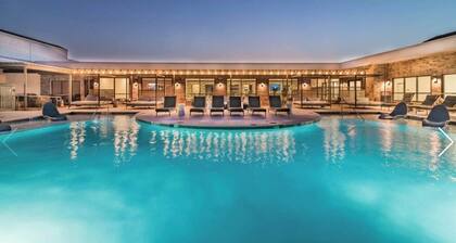 Elegant 1-bedroom apartment in charming Frisco with rooftop pool and gym