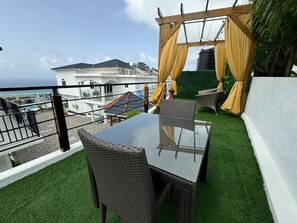 Studiolejlighed - balkon - bjergudsigt | Udendørs spisemuligheder