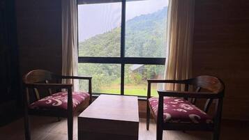 Family Room, Balcony, Mountain View | Interior