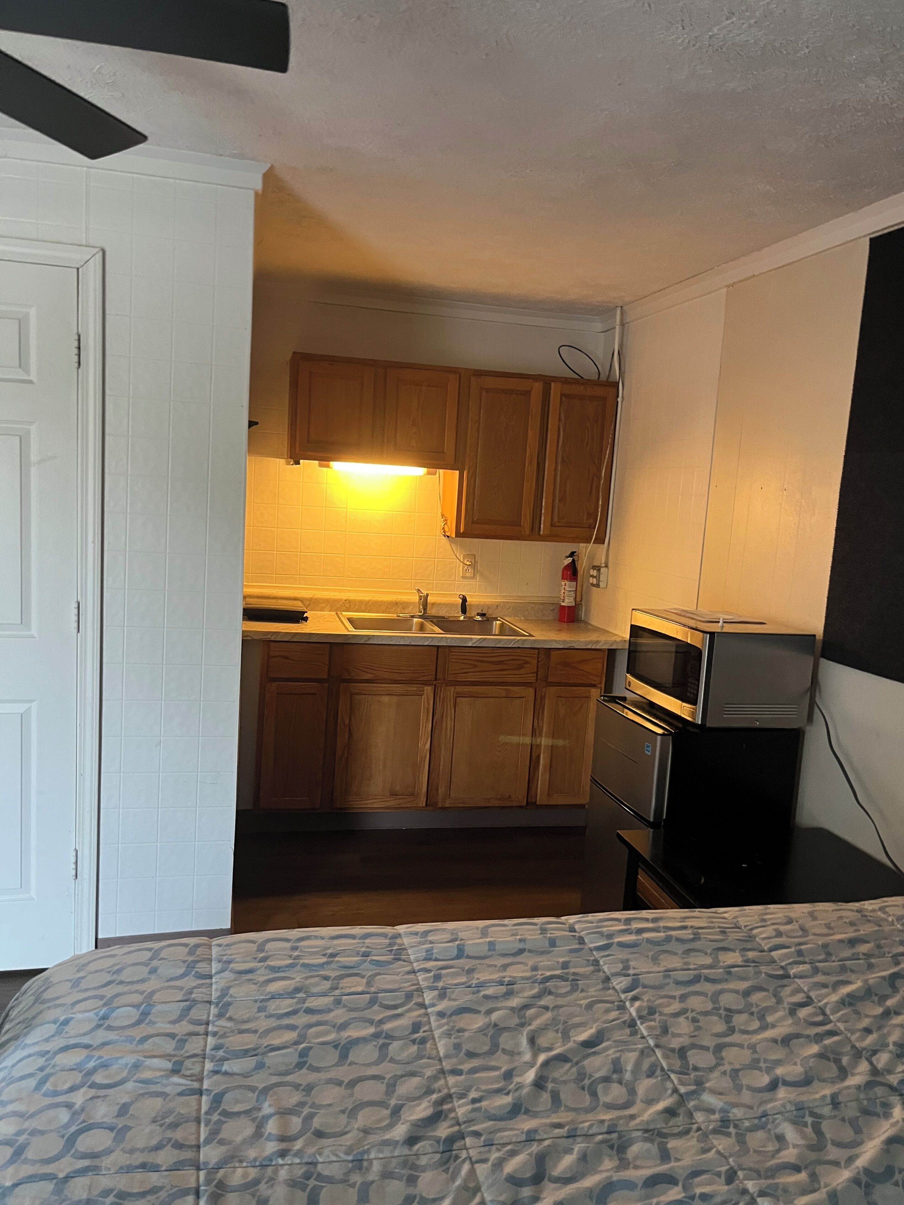 Iron/ironing board, WiFi, bed sheets