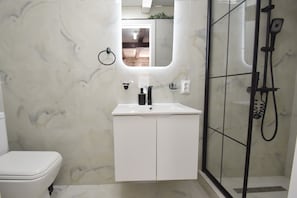 Dusche, Haartrockner, Handtücher, Seife
