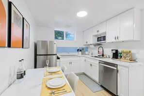 Wasserkocher mit Kaffee-/Teezubehör, Kühlschrank, Mikrowelle, Herdplatte