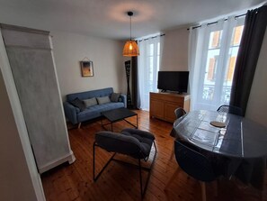 Living area - Furnished 2-bedroom apartment between the train station and downtown (Brest)
