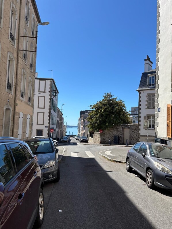 Parking - Furnished 2-bedroom apartment between the train station and downtown (Brest)