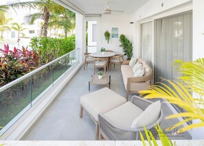 Outdoor dining - Barlovento 104 Luxury Ground Floor Apartment with Private Beach Access (Bayahíbe)
