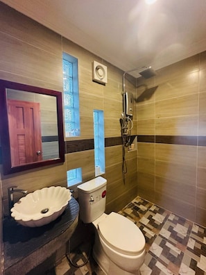 A bathroom with a sink, toilet, and shower. - Khemra Boutique in Kampot (Kampot)