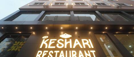 Un edificio con un letrero que dice 'KESHARI RESTAURANT' y un logotipo encima.