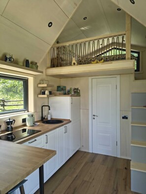 Fridge, stovetop, coffee/tea maker, electric kettle