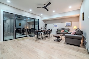 Interior - Deluxe 3 Bedroom Cottage XII: SB (Carling)