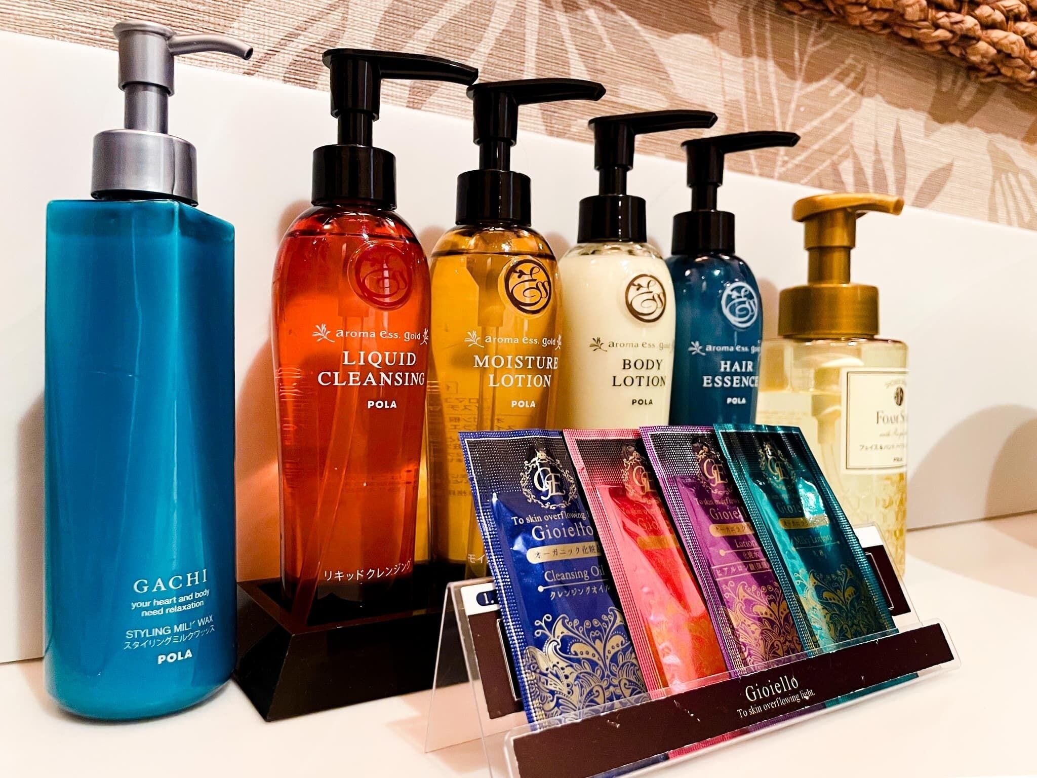 Diverse huidverzorgingsproducten, waaronder reinigingsmelk, vochtinbrengende lotion, bodylotion en haarserum.