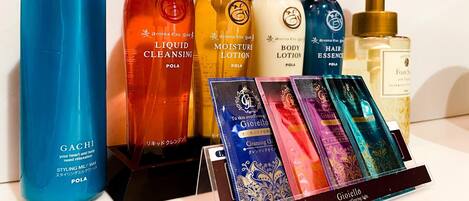 Diverse huidverzorgingsproducten, waaronder reinigingsmelk, vochtinbrengende lotion, bodylotion en haarserum.