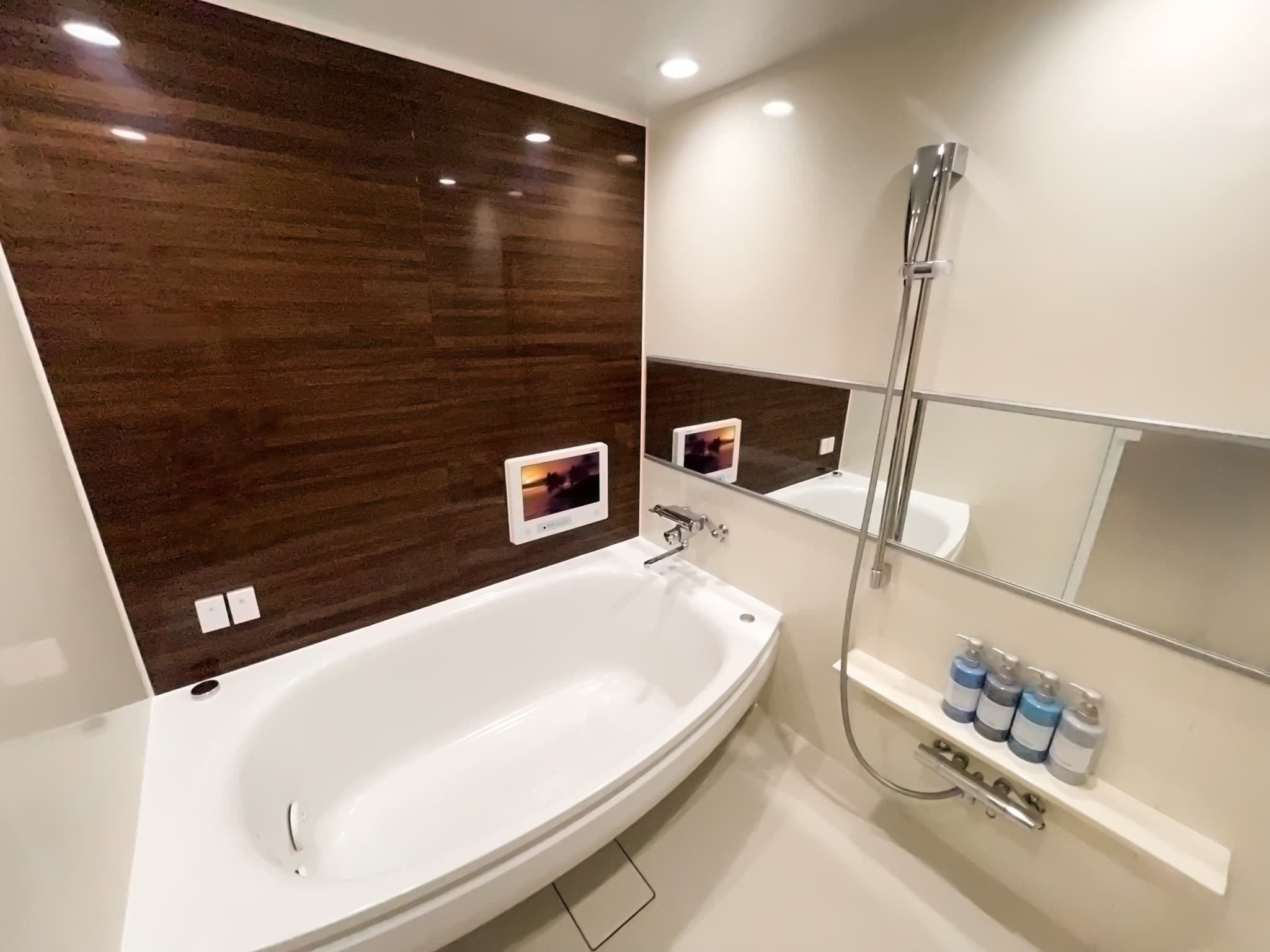 Deluxe Double Room, Smoking | Bathroom | Separate tub and shower, free toiletries, hair dryer, slippers